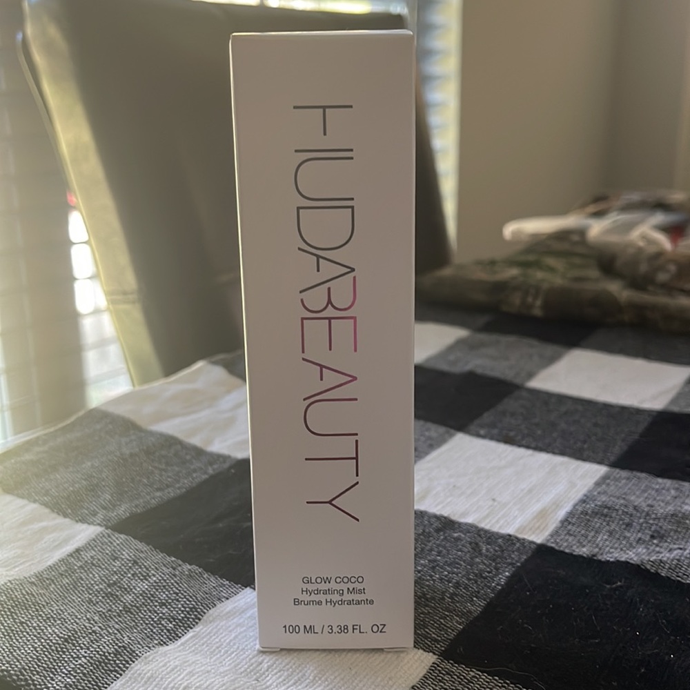 Huda Beauty glow coco hydrating mist